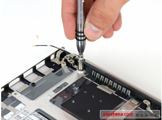 如一體式的Macbook一樣，Zenbook的鍵盤(pán)不能從上部拆出來(lái)