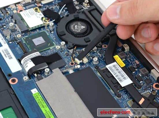 　因?yàn)轱L(fēng)扇要擔(dān)負(fù)整個(gè)電腦的氣流循環(huán)工作，因此一般它們都會(huì)積聚很多灰塵，因此容易拆的風(fēng)扇對(duì)于保養(yǎng)電腦來(lái)說(shuō)是很有必要的