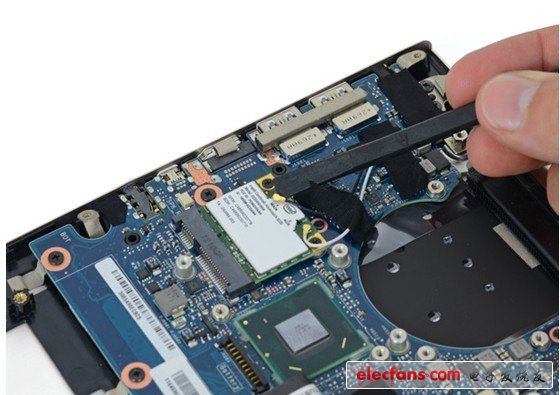 在一個(gè)青睞細(xì)長(zhǎng)設(shè)計(jì)的模塊的工業(yè)里，我們很感激Weefees仍然提供一個(gè)迷你PCI Express 網(wǎng)卡