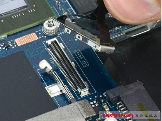 拆掉一些標(biāo)準(zhǔn)連接器和螺絲以后，主板就可以拿出來(lái)了