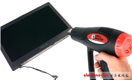 這個(gè)顯示器遮光板不但容易拆掉，這個(gè)板甚至是為UX32VD度身定做的