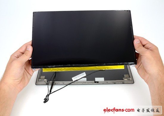 當(dāng)我們想進(jìn)一步了解顯示器的時(shí)候，我們必須注意，LCD和攝像頭線都是在塑膠顯示墊圈下面