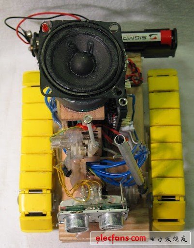 在頂部是另一個(gè)揚(yáng)聲器，我知道這看起來很大，但真的相當(dāng)酷，由于它很復(fù)雜，我差點(diǎn)不能從舊機(jī)箱拆出來