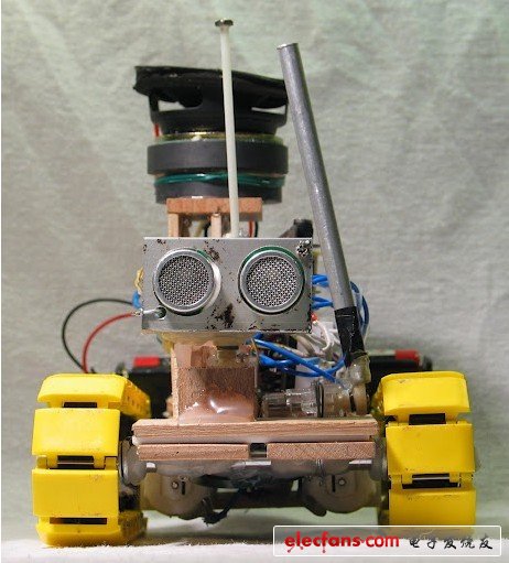 頂部揚(yáng)聲器有一個(gè)紅色LED