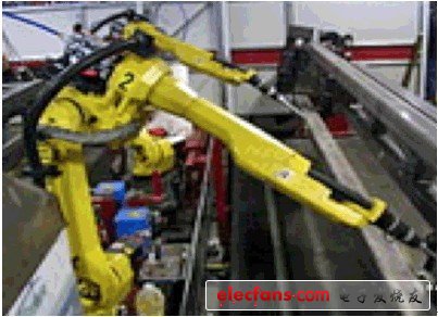 基于機(jī)器人積分電路的反饋。在機(jī)器人仿真編程和接口通信方面有所改進(jìn)