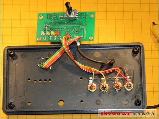 我利用2A，12V的DC供電，我把包括轉(zhuǎn)換器的插頭切斷，并將它們并聯(lián)到DC電源接口