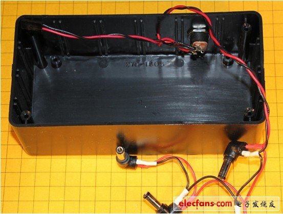 我利用2A，12V的DC供電，我把包括轉(zhuǎn)換器的插頭切斷，并將它們并聯(lián)到DC電源接口