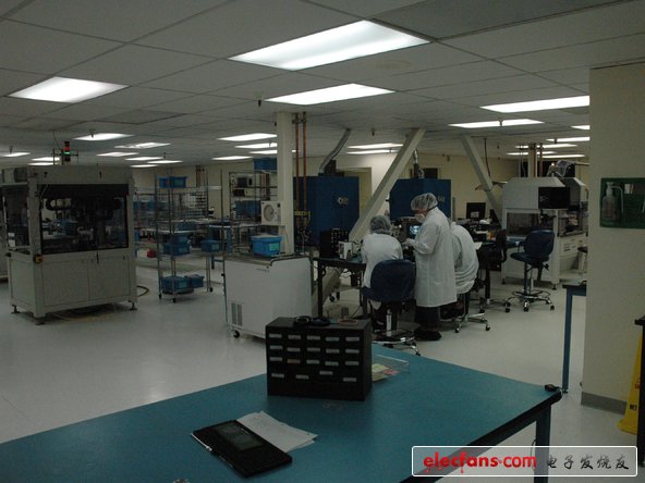 這是典型的無塵室。我們解構(gòu)芯片需要用到掃描電子顯微鏡；高分辨率x光機(jī)；真正的大放大鏡和顯微鏡；還有很多其他小工具