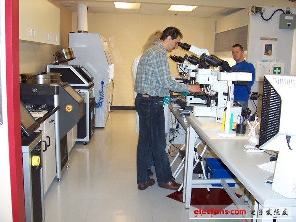 Chipworks高端實(shí)驗(yàn)室一瞥。你會(huì)發(fā)現(xiàn)，在這個(gè)實(shí)驗(yàn)室里，這些具有逆向解構(gòu)的機(jī)器或儀器