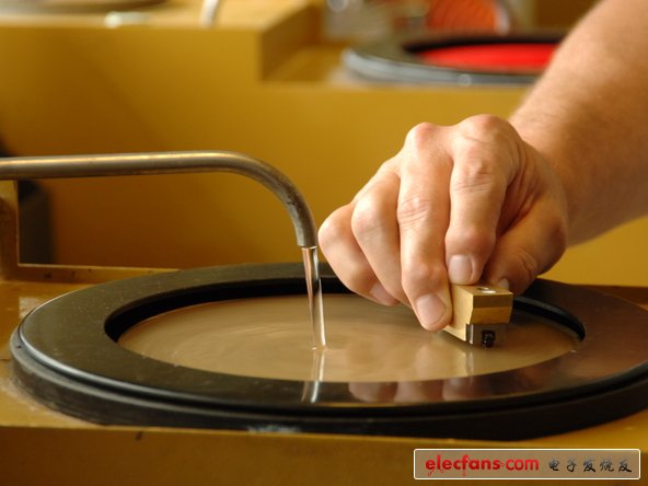 將芯片磨除封裝部分，保持水平放置很重要