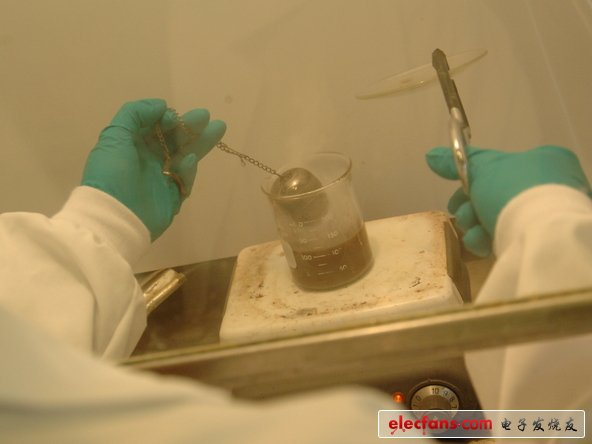 去除外層封裝。處理器浸漬在含有硅的酸溶解陶瓷封裝中。使用適當(dāng)濃度的呈酸性類型的陶瓷封裝是至關(guān)重要的