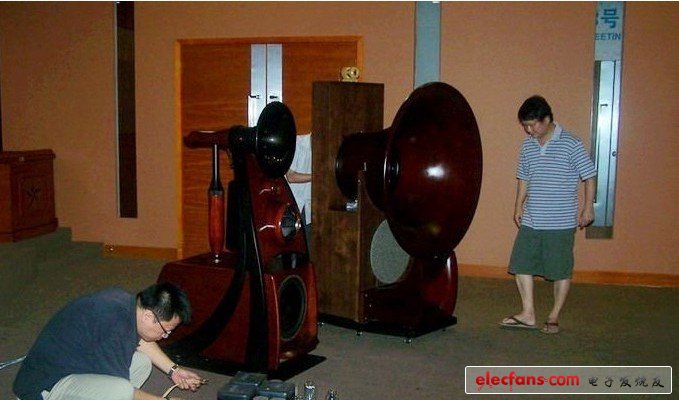 我在廣州音像城專業(yè)試聽室聆聽過這對音箱，大家可以試估算一下這個聽音環(huán)境面積，并肩而立是標(biāo)價三十余萬的***箱