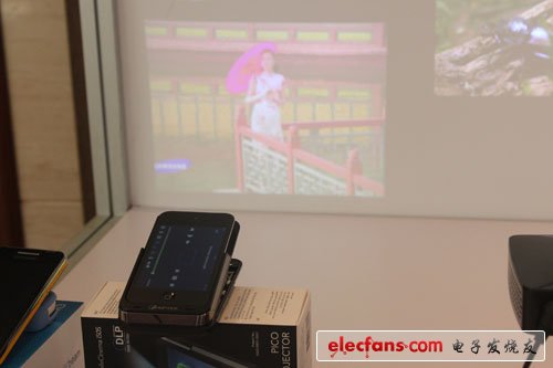 廣景科技展臺(tái)——基于DLP Pico技術(shù)的微投影方案在消費(fèi)領(lǐng)域，尤其智能移動(dòng)設(shè)備上的應(yīng)用不容小覷，廣景科技正式看中了該市場(chǎng)潛力