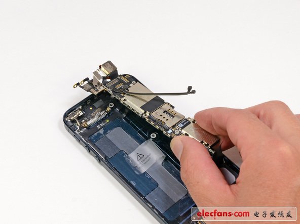 小心地從后機(jī)蓋拿起邏輯板。拿起邏輯板時(shí)