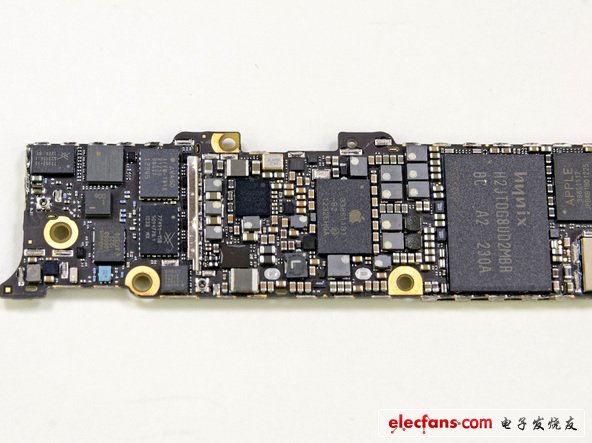 從密密麻麻的邏輯板上可以看出，我們關(guān)注的重點(diǎn)來了——iphone5的芯片