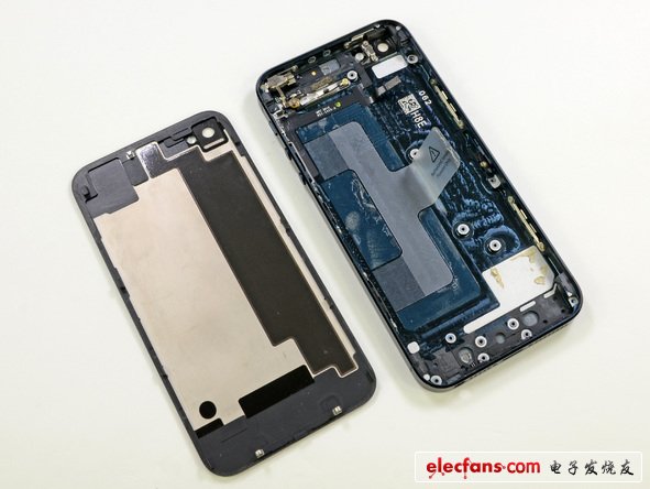 盡管在iphone5的機(jī)殼上還有一些元器件在，但是還是非常的輕