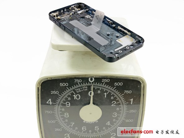 盡管在iphone5的機(jī)殼上還有一些元器件在，但是還是非常的輕