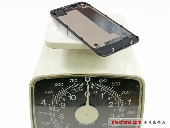 盡管在iphone5的機(jī)殼上還有一些元器件在，但是還是非常的輕