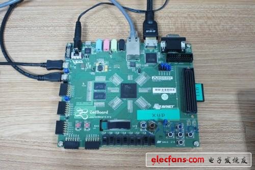 下圖接了兩根USB線，其中一個是與計算機(jī)相連的USB-UART線