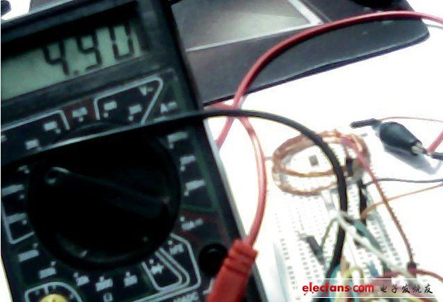 　5V供電，接收的電壓4.9V（如果調(diào)節(jié)可調(diào)電阻的話可以更高。）：