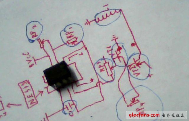 圖中心的是NE555（黑色的）；每個(gè)元件都用藍(lán)色線條圈了一下（不小心圈了線圈），有一個(gè)電容，2個(gè)三極管，4個(gè)可調(diào)電阻