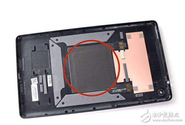 拆開后背，我們可以看到二代的無線充電感應(yīng)圈，向偉大的特斯拉致敬