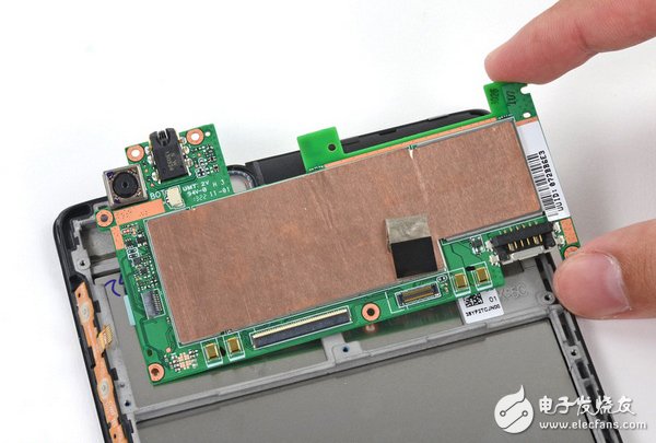 中間部分已經(jīng)拆解完全，現(xiàn)在是上半部分。左上角還有后置攝像頭