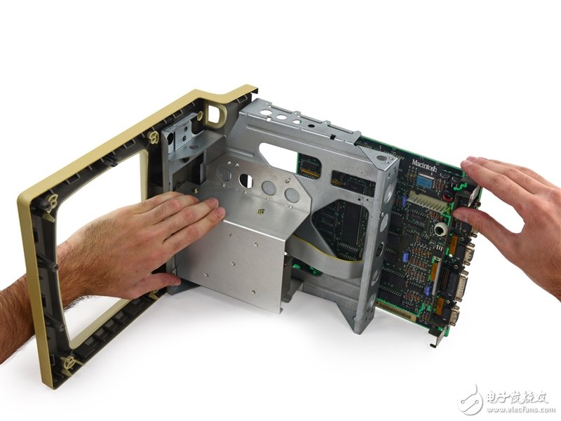 這可真是個古董：蘋果第一代Mac深度拆解