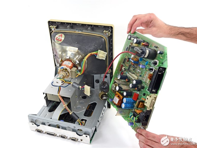 這可真是個古董：蘋果第一代Mac深度拆解