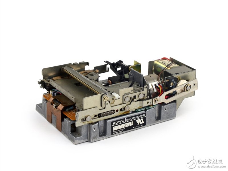 這可真是個古董：蘋果第一代Mac深度拆解