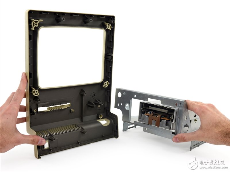 這可真是個古董：蘋果第一代Mac深度拆解