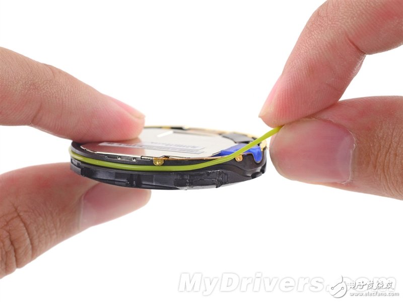 Moto 360暴力拆解：足以秒殺Apple Watch的智能手表？