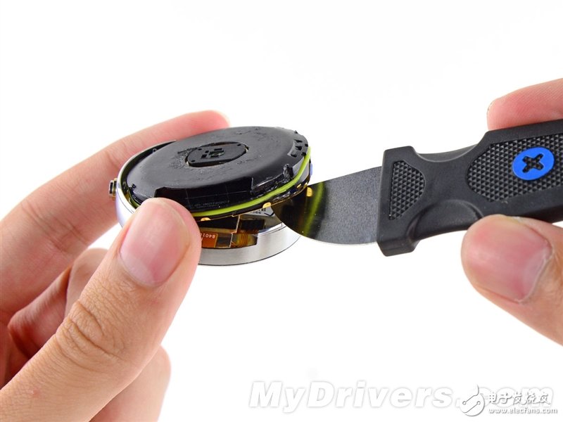 Moto 360暴力拆解：足以秒殺Apple Watch的智能手表？