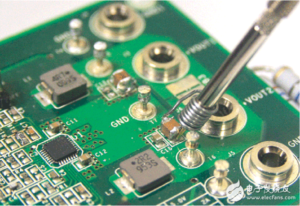 圖7. 通過(guò)接地線圈，在輸出電容上采用尖端和管體法進(jìn)行探測(cè)