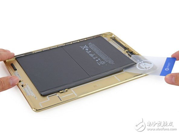 電池方面，由于機(jī)身更薄，電池容量下降到了 27.62 Wh，上代 iPad Air 為 32.9Wh，蘋果稱 iPad Air 2 仍然有 10 小時的待機(jī)時間。