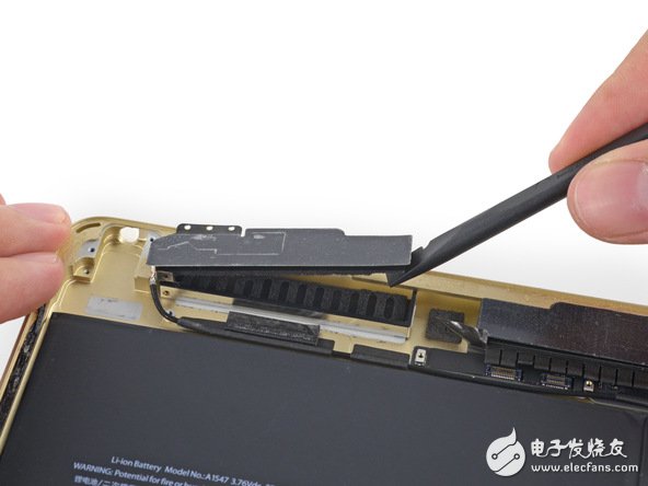 Wi-Fi 模塊的天線被移到了機(jī)身的頂部，之前的產(chǎn)品中，天線是在底部邊緣處。