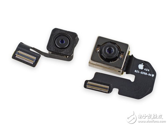 接下來是兩個攝像頭。800 萬像素的攝像頭比 iPhone 6 Plus 的要小一些，但是相比上一代 iPad Air，它已經(jīng)有了極大的飛躍。