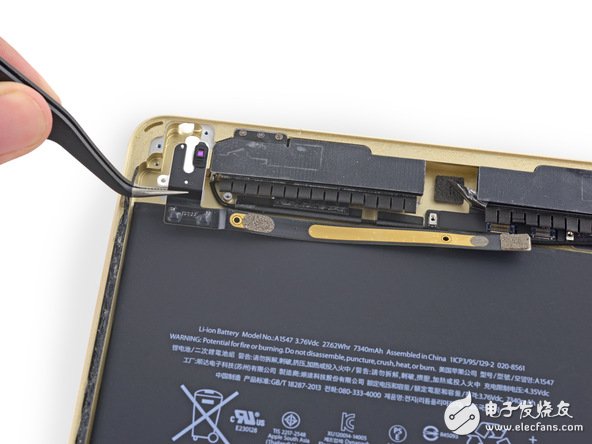 iPad Air 2 的環(huán)境光傳感器被分為兩個，其中一個位于耳機(jī)插孔處。這有可能是為了提高感應(yīng)器的準(zhǔn)確性。