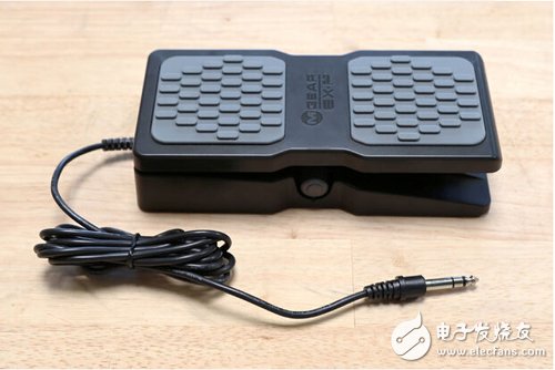 腳踏七彩“翔”云？看清楚，那可是充電器！