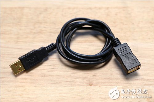 腳踏七彩“翔”云？看清楚，那可是充電器！