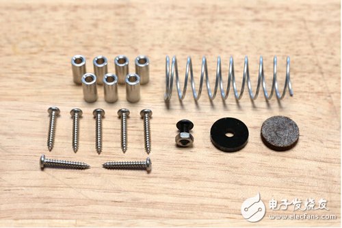 腳踏七彩“翔”云？看清楚，那可是充電器！