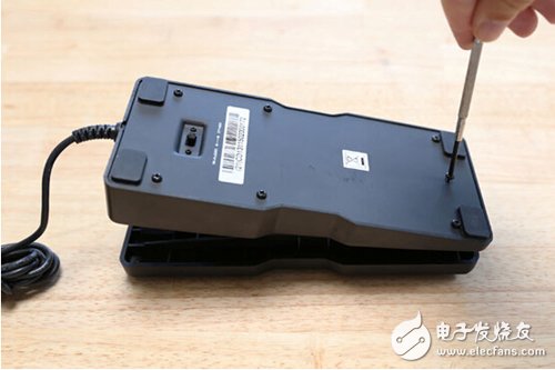 腳踏七彩“翔”云？看清楚，那可是充電器！