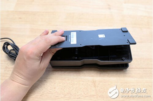 腳踏七彩“翔”云？看清楚，那可是充電器！