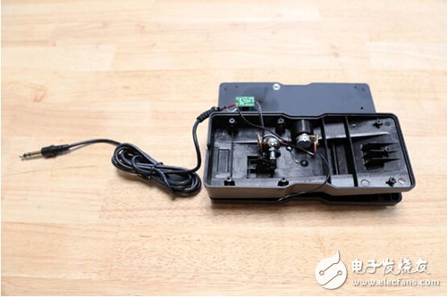 腳踏七彩“翔”云？看清楚，那可是充電器！