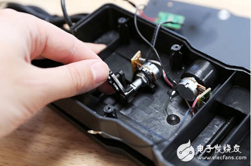 腳踏七彩“翔”云？看清楚，那可是充電器！