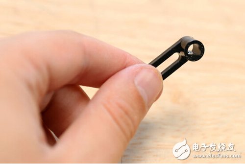 腳踏七彩“翔”云？看清楚，那可是充電器！