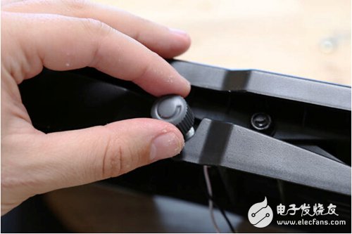 腳踏七彩“翔”云？看清楚，那可是充電器！