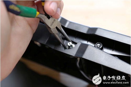 腳踏七彩“翔”云？看清楚，那可是充電器！