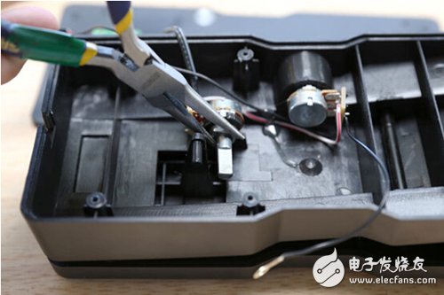 腳踏七彩“翔”云？看清楚，那可是充電器！