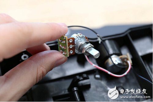 腳踏七彩“翔”云？看清楚，那可是充電器！